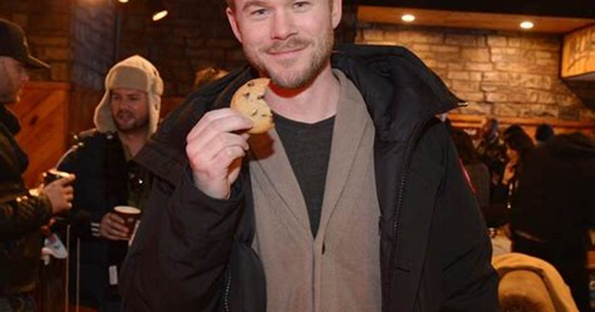 Aaron Ashmore Height, Weight, Net Worth, Age, Birthday, Wikipedia, Who, Nationality, Biography