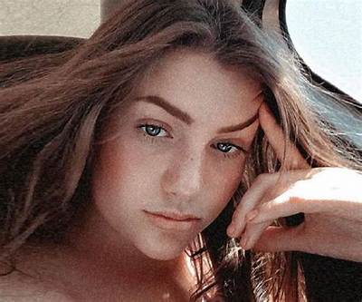 Adele Cash - Age, Family, Bio