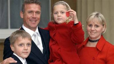 Alec Stewart - Age, Family, Bio