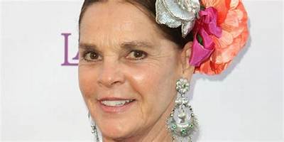 Ali Macgraw - Age, Family, Bio