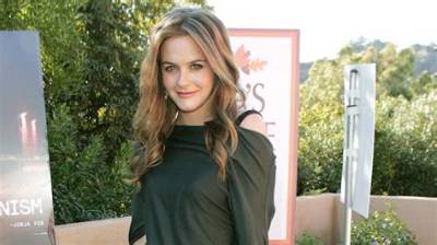 Alicia Silverstone Calls out Starbucks for Using Disposable Cups, Charging for Non-Dairy