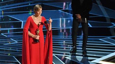 Allison Janney Celebrates Her Oscar Win with Mom Cast and Crew