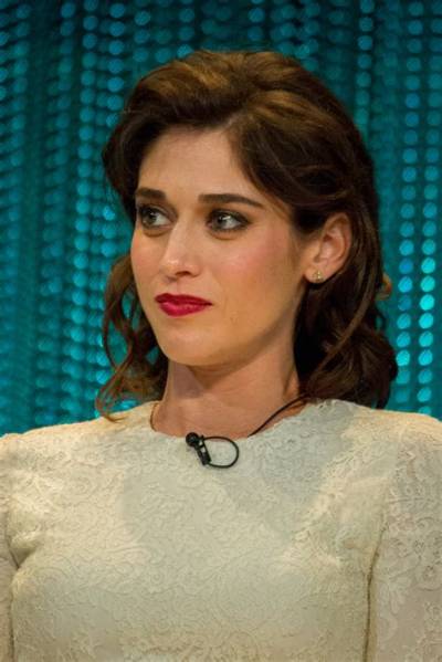 An American Actress and Model, Lizzy Caplan Rejoices Her Marital Relationship with Tom Riley.