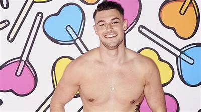 Andrew Le Page Leaving Love Island, Know Why He Was Leaving?