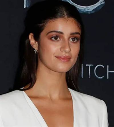 Anya Chalotra Height, Weight, Net Worth, Age, Birthday, Wikipedia, Who, Nationality, Biography