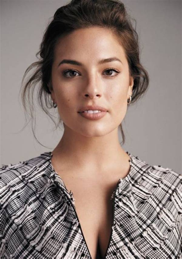 Ashley Graham Age, Height, Weight, Net Worth, Husband, Nationality, Education, Brands, Awards, Husband, Children, Parents