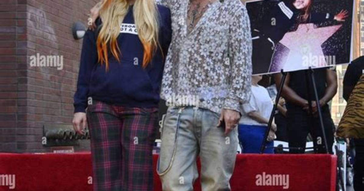 Avril Lavigne and Fianc%C3%A9 Mod Sun Split 1200. Jpg