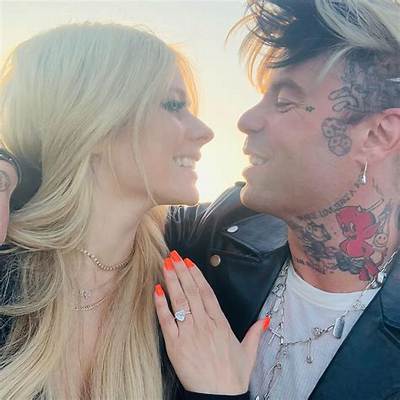 Avril Lavigne Is Engaged to Mod Sun! a Fairytale Suprise Proposal in Front of the Eiffel Tower