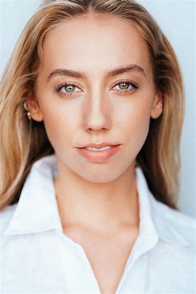 Belle Wood - Age, Family, Bio
