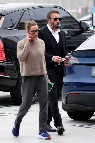 Ben Affleck & Jennifer Garner out with Their Girls: Adorable Happy Family, Staged?