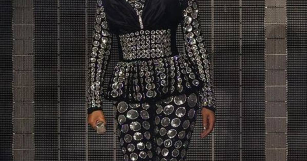 Beyonc%C3%A9 Shades Tf out of Woman Talking 400. Jpg