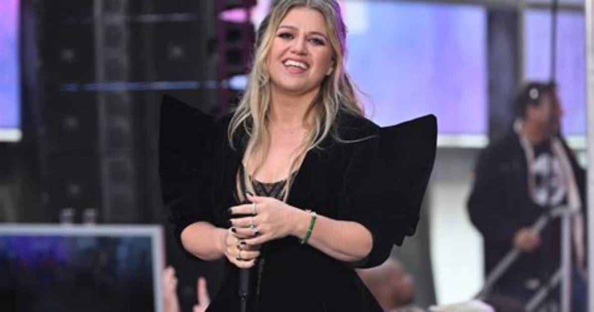 Bitchy | a Happy Kelly Clarkson Shares Her Smile While Filming in Nyc!