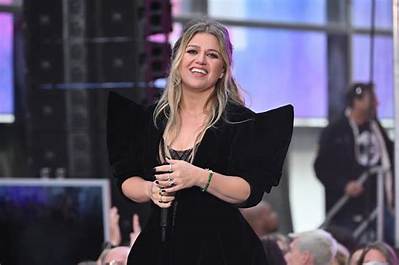 Bitchy | a Happy Kelly Clarkson Shares Her Smile While Filming in Nyc!