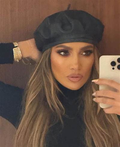 Bitchy | Jennifer Lopez and a Beret-Wearing Vanessa Hudgens Film Scenes for the Movie ‘Second Act’