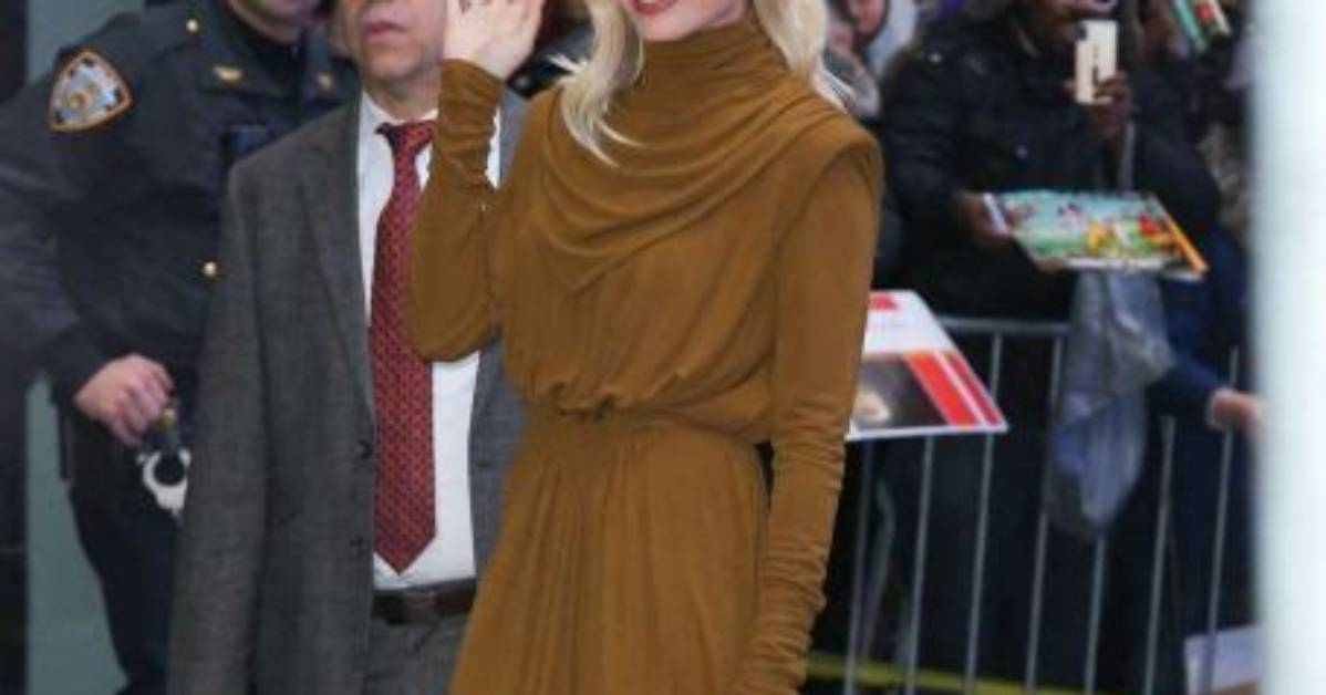 Bitchy | Margot Robbie Greets Fans as She Departs After a Taping of Jimmy Kimmel Live!