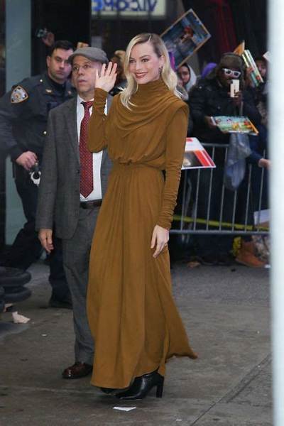 Bitchy | Margot Robbie Greets Fans as She Departs After a Taping of Jimmy Kimmel Live!