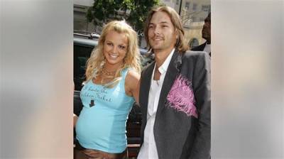 Britney Spears, Pregnant, Posts Nude Pictures of Herself with Her Pet Dog!