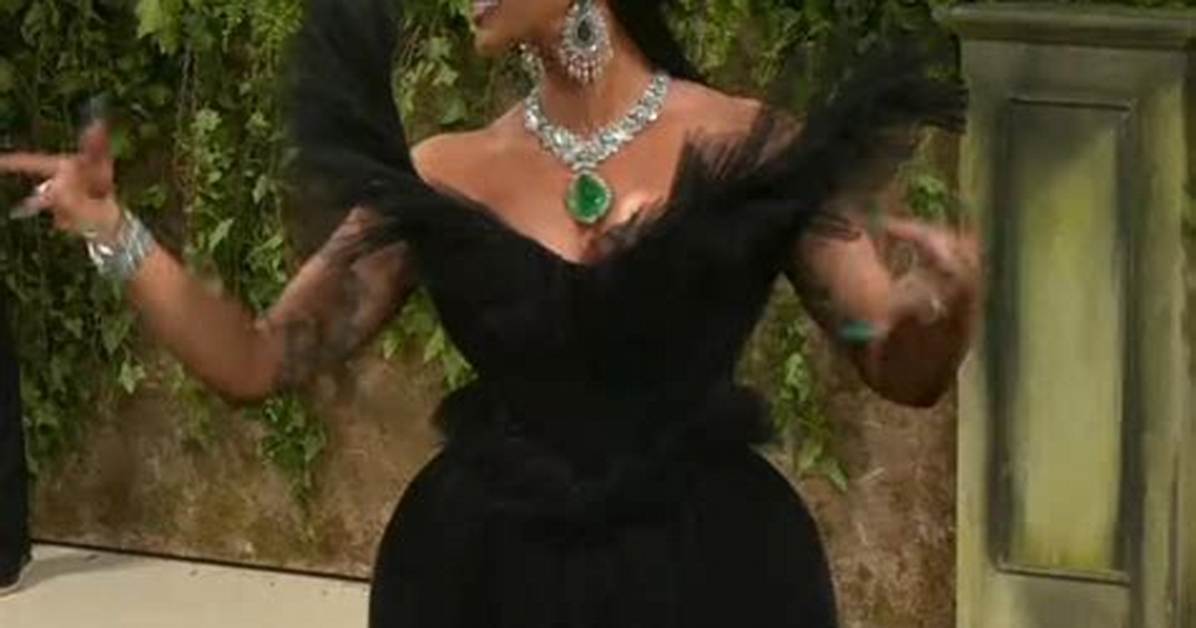 Cardi B Delivers Show-Stopping Performance of ‘Tomorrow 2’ Remix with Rapper Glorilla at 2022 Amas