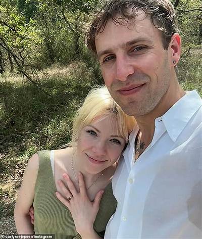 Carly Rae Jepsen Boyfriend, Dating, Affairs, Net Worth, Income, Earnings