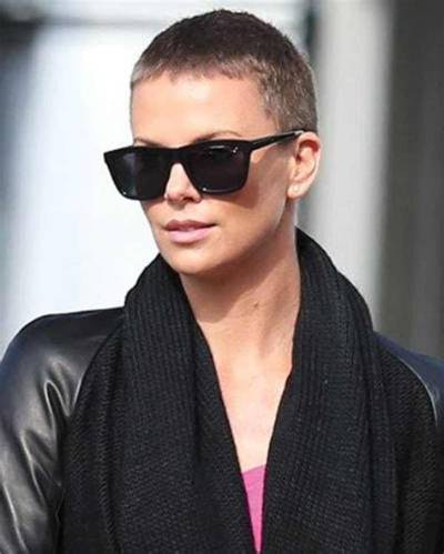 Charlize Theron’s Buzzed Hair & Skinny Jeans: Righteous or Unflattering?