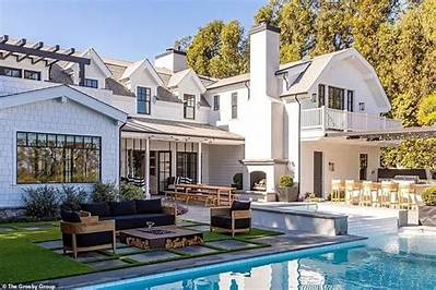 “Chris Martin Sold His Malibu Home, but He Already Bought Another One” Links