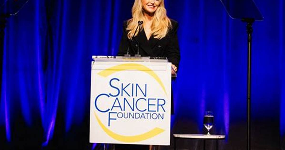 Christie Brinkley Puts Foundation on Her Hands, Neck and Decolletage: Smart?