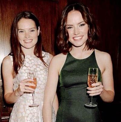 Daisy Ridley Brother and Sister: How Many Siblings? Family Ethnicity