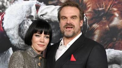 David Harbour & Lily Allen’s Place Has a Bathroom with a Carpet & Fireplace