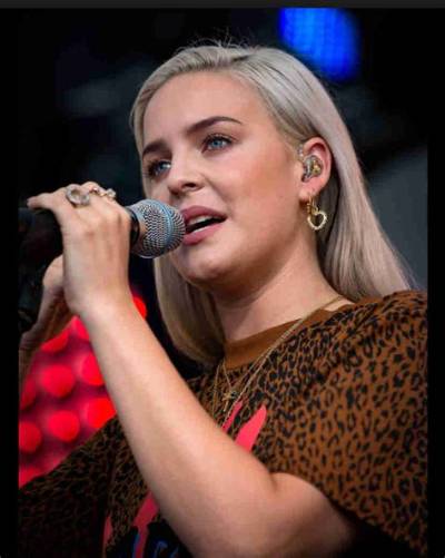 Did Anne Marie Break Her Ankle? Singer Falls at Brits Youtube Video Is Trending on the Internet!