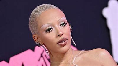 Doja Cat Disgusts Internet Users with Her New Creepy Tattoo!