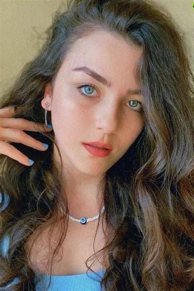 Elif Elmas - Age, Family, Bio