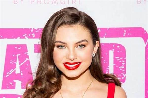 Elizabeth Carmichael Height, Weight, Net Worth, Age, Birthday, Wikipedia, Who, Instagram, Biography