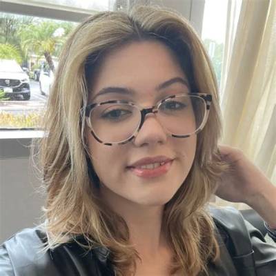 Ellie Dee - Age, Family, Bio