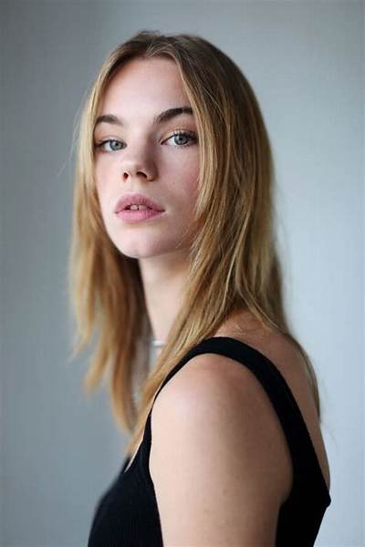 Estella Boersma - Age, Family, Bio