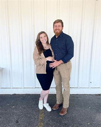 Fans Convinced Anna Duggar Pregnant with 8Th Child