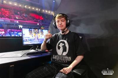 Fans Think Twitch Streamer Faide Accidentally Face Revealed in This Youtube Video