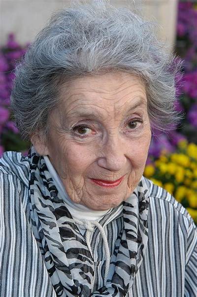 Frances Bay - Trivia, Family, Bio