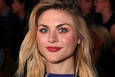 Frances Bean Cobain Net Worth - Wiki, Age, Weight and Height, Relationships, Family, and More