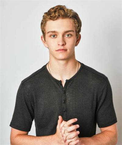 Gavin Lewis Bio (Wiki)
