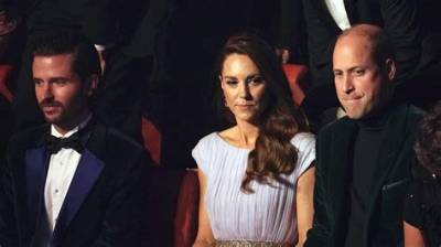 ‘Gossip with Celebitchy’ Podcast #143: Harry’s Cute Reading Glasses