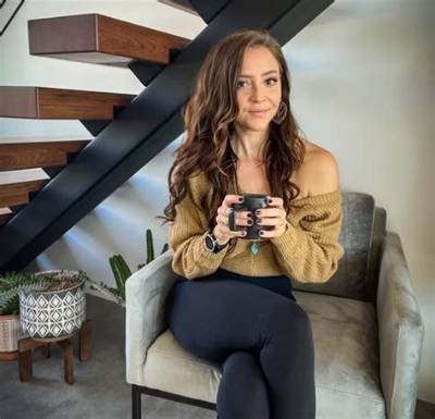 Hannah Howlett - Age, Family, Bio