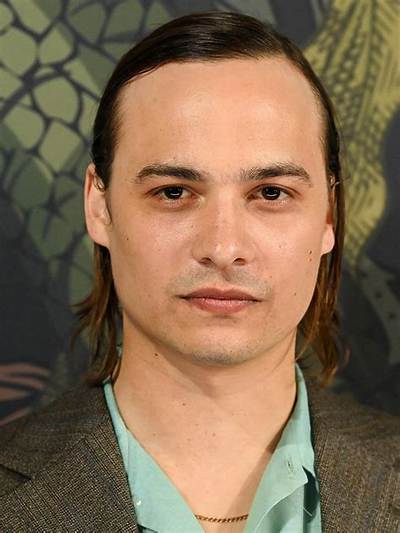 Harry Potter Actor Frank Dillane's Girlfriend! Know His Movies, Johnny Depp, Tv Shows, Tom Riddle, Age, & Net Worth.