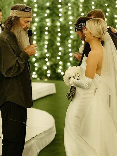 Is Katie Noel Married or Dating? Her Wiki, Age, Husband, Height and Net Worth