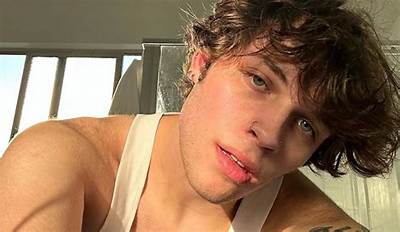 Is Nick Sturniolo Gay? Knowing His Sexuality in Detail