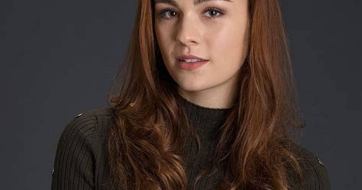 Is Sophie Skelton Related to Red Skelton? Her Boyfriend in 2022- Who Is Novio?