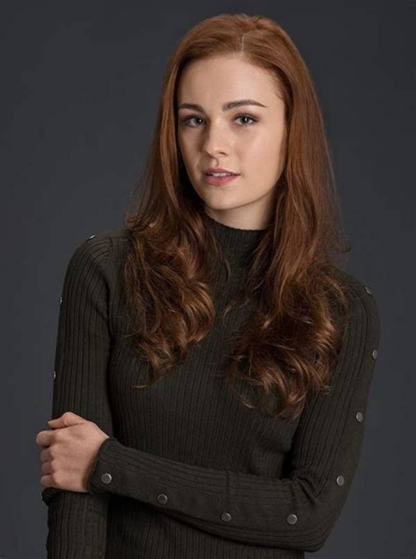 Is Sophie Skelton Related to Red Skelton? Her Boyfriend in 2022- Who Is Novio?