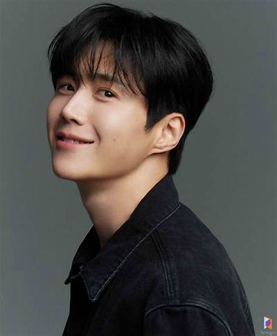 Is South Korean Actor, Kim Seon-Ho Single or Dating?
