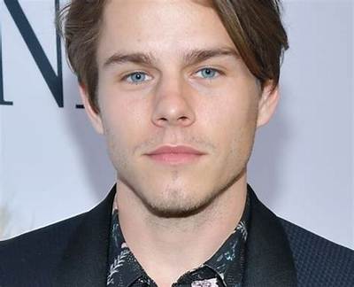 Jake Manley - Age, Family, Bio