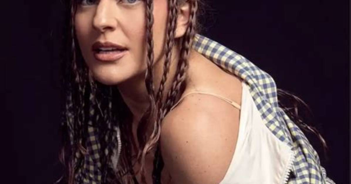 Janelle Ginestra Bio (Wiki)
