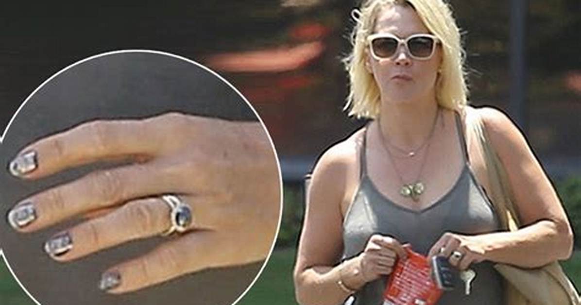Jennie Garth Takes off Her Wedding Ring, Keeps the Divorce Talk Sweet and Classy